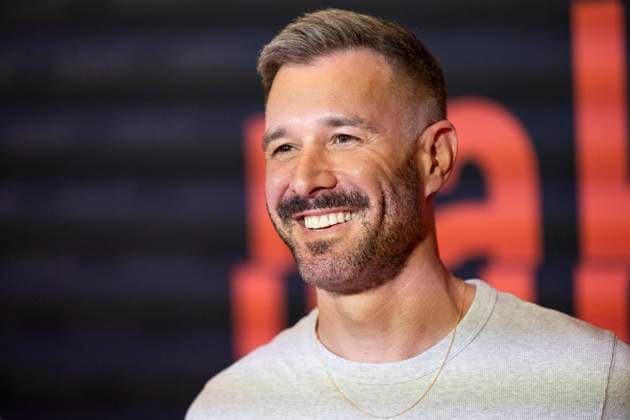 Schauspieler Jochen SCHROPP (mi.), Portraet, Portrait, freundlich, Lachen, bei der Premiere der ARD WDR TV-Serie ,naked, im Filmpalast Koeln, am 01.10.2025.