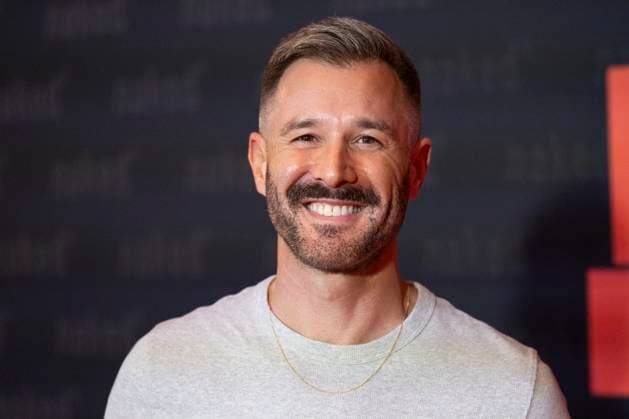 Schauspieler Jochen SCHROPP (mi.), Portraet, Portrait, freundlich, Lachen, bei der Premiere der ARD WDR TV-Serie ,naked, im Filmpalast Koeln, am 01.10.2025.