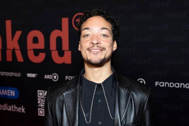 Schauspieler Aurel MERTZ (mi.), Portraet, Portrait, freundlich, Lachen, bei der Premiere der ARD WDR TV-Serie ,naked, im Filmpalast Koeln, am 01.10.2025.