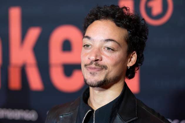 Schauspieler Aurel MERTZ (mi.), Portraet, Portrait, freundlich, Lachen, bei der Premiere der ARD WDR TV-Serie ,naked, im Filmpalast Koeln, am 01.10.2025.