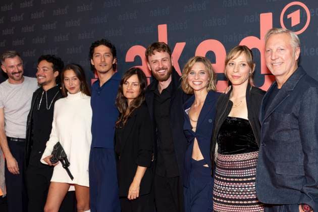 Die Schauspielerinnen und Schauspieler v.l.n.r. Jochen SCHROPP, Aurel MERTZ, Malya Stern TAKEDA, Noah SAAVEDRA, Bettina OBERLI (Regie), Marco GIANNI und Svenja JUNG, freundlich, Lachen, bei der Premiere der ARD WDR TV-Serie ,naked, im Filmpalast Koeln, am 01.10.2025.