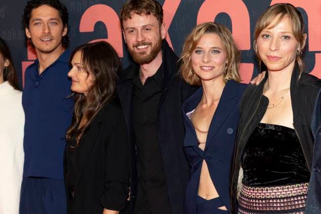 Die Schauspielerinnen und Schauspieler v.l.n.r. Malya Stern TAKEDA, Noah SAAVEDRA, Bettina OBERLI (Regie), Marco GIANNI und Svenja JUNG, freundlich, Lachen, bei der Premiere der ARD WDR TV-Serie ,naked, im Filmpalast Koeln, am 01.10.2025.