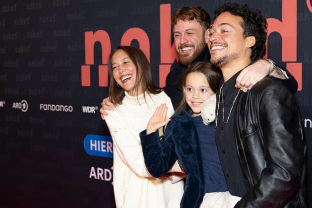 Die Schauspielerinnen und Schauspieler v.l.n.r. Malya Stern TAKEDA, Marco GIANNI, Thore ANKER (vorn) und Aurel MERTZ, freundlich, Lachen, bei der Premiere der ARD WDR TV-Serie ,naked, im Filmpalast Koeln, am 01.10.2025.