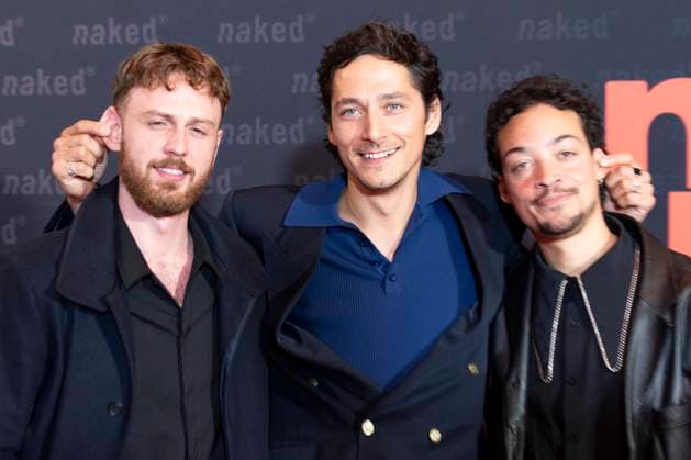 Schauspieler Noah SAAVEDRA (mi.) zieht seinen Kollegen Marco GIANNI (li.) und Aurel MERTZ (re.) an den Ohren, freundlich, Lachen, bei der Premiere der ARD WDR TV-Serie ,naked, im Filmpalast Koeln, am 01.10.2025.