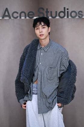 PFW Acne Studios Photocall Johnny Suh attending the Acne Studios Womenswear Spring Summer 2026 show as part of Paris Fashion Week in Paris, France on October 01, 2025. Photo by Aurore Marechal ABACAPRESS.COM Paris France  Copyright: xMarechalxAurore ABACAx