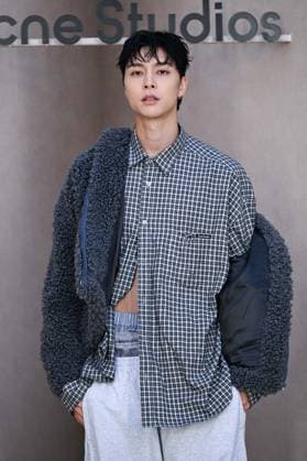 PFW Acne Studios Photocall Johnny Suh attending the Acne Studios Womenswear Spring Summer 2026 show as part of Paris Fashion Week in Paris, France on October 01, 2025. Photo by Aurore Marechal ABACAPRESS.COM Paris France  Copyright: xMarechalxAurore ABACAx