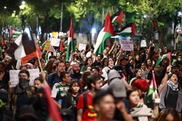 Protest in Mexico City against Israel s attack on the Global Sumud Flotilla MEXICO CITY, MEXICO - OCTOBER 01: Demonstrators hold Palestinian flags during a protest against Israel s attack on the Global Sumud Flotilla, in Mexico City, Mexico on October 01, 2025. Daniel Cardenas Anadolu Mexico City Mexico. Editorial use only. Please get in touch for any other usage.  Copyright: x2025xAnadoluxDanielxCardenasx