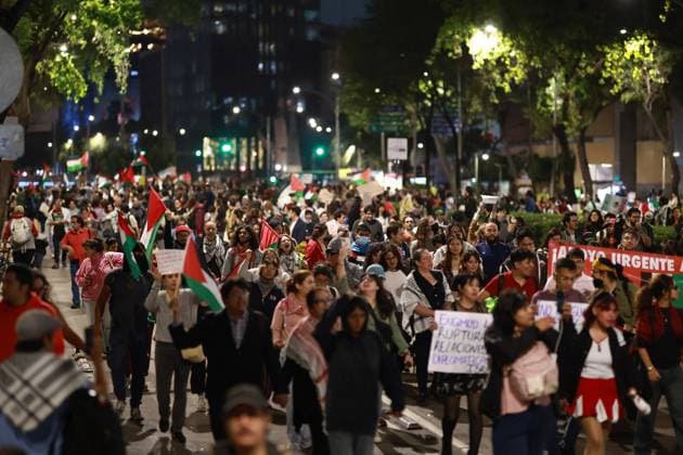 Protest in Mexico City against Israel s attack on the Global Sumud Flotilla MEXICO CITY, MEXICO - OCTOBER 01: Demonstrators hold Palestinian flags during a protest against Israel s attack on the Global Sumud Flotilla, in Mexico City, Mexico on October 01, 2025. Daniel Cardenas Anadolu Mexico City Mexico. Editorial use only. Please get in touch for any other usage.  Copyright: x2025xAnadoluxDanielxCardenasx