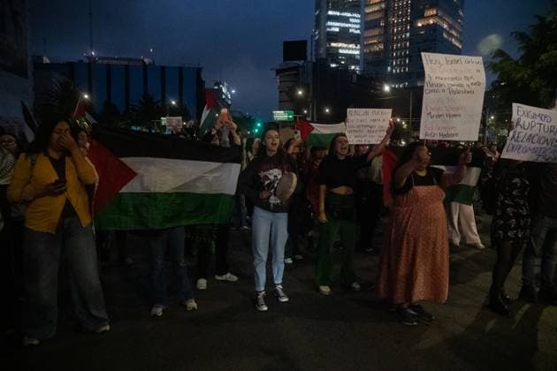 Pro-Palestinian demonstrators taking part during a protest in front of the Ministry of Foreign Affairs (SRE) against the Israeli army s illegal detention of four Mexican activists traveling on a Sumud flotilla boat in international waters, with the purpose of delivering humanitarian aid to Gaza and demanding diplomatic break with Israel. on October 1, 2025 in Mexico City, Mexico. Mexico City Mexico - ZUMAe321 20251001_zia_e321_026 Copyright: xMarcoxGonzalezx