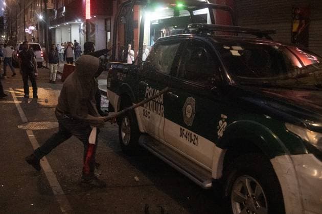 A Pro-Palestinian demonstrator hits a police patrol car during a protest in front of the Ministry of Foreign Affairs (SRE) against the Israeli army s illegal detention of four Mexican activists traveling on a Sumud flotilla boat in international waters, with the purpose of delivering humanitarian aid to Gaza and demanding diplomatic break with Israel. on October 1, 2025 in Mexico City, Mexico. Mexico City Mexico - ZUMAe321 20251001_zia_e321_027 Copyright: xMarcoxGonzalezx