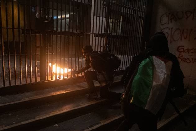 Pro-Palestinian demonstrators set fire to the Ministry of Foreign Affairs (SRE) during a protest against the Israeli army s illegal detention of four Mexican activists traveling on a Sumud flotilla boat in international waters, with the purpose of delivering humanitarian aid to Gaza and demanding diplomatic break with Israel. on October 1, 2025 in Mexico City, Mexico. Mexico City Mexico - ZUMAe321 20251001_zia_e321_029 Copyright: xMarcoxGonzalezx