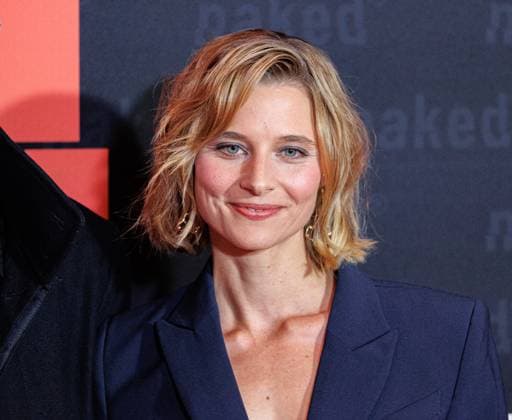 01.10.2025. Köln. Premiere der ARD WDR-Serie naked im Filmpalast Köln. Das sechsteilige Love Noir -Psychodrama zwischen Liebe, Abhängigkeit und Zerstörung von ARD WDR ist die erste deutsche Serie, die sich mit Sexsucht und Co-Abhängigkeit und ihren Auswirkungen auf das Leben der Betroffenen befasst - basierend auf persönlichen Erfahrungen der Drehbuchautorin Silke Eggert. Hier: Svenja Jung (Rolle: Marie). Köln Filmpalast Nordrhein-Westfalen Deutschland