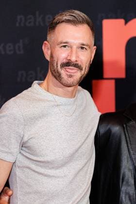 01.10.2025. Köln. Premiere der ARD WDR-Serie naked im Filmpalast Köln. Das sechsteilige Love Noir -Psychodrama zwischen Liebe, Abhängigkeit und Zerstörung von ARD WDR ist die erste deutsche Serie, die sich mit Sexsucht und Co-Abhängigkeit und ihren Auswirkungen auf das Leben der Betroffenen befasst - basierend auf persönlichen Erfahrungen der Drehbuchautorin Silke Eggert. Hier: Jochen Schropp (Rolle: Julian). Köln Filmpalast Nordrhein-Westfalen Deutschland