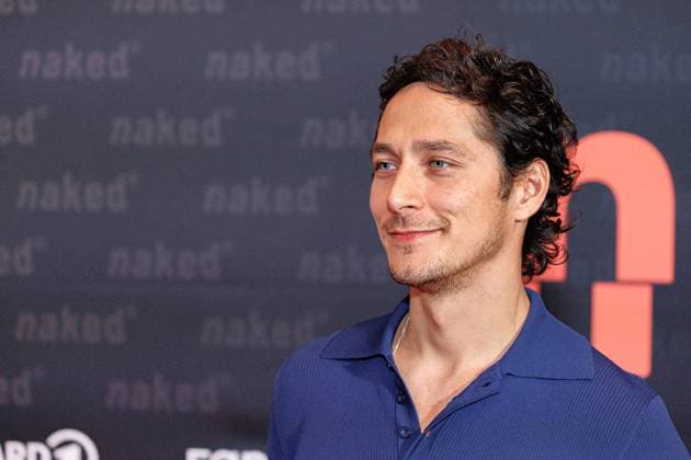 01.10.2025. Köln. Premiere der ARD WDR-Serie naked im Filmpalast Köln. Das sechsteilige Love Noir -Psychodrama zwischen Liebe, Abhängigkeit und Zerstörung von ARD WDR ist die erste deutsche Serie, die sich mit Sexsucht und Co-Abhängigkeit und ihren Auswirkungen auf das Leben der Betroffenen befasst - basierend auf persönlichen Erfahrungen der Drehbuchautorin Silke Eggert. Hier: Noah Saavedra (Rolle: Luis). Köln Filmpalast Nordrhein-Westfalen Deutschland