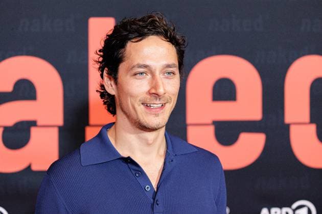 01.10.2025. Köln. Premiere der ARD WDR-Serie naked im Filmpalast Köln. Das sechsteilige Love Noir -Psychodrama zwischen Liebe, Abhängigkeit und Zerstörung von ARD WDR ist die erste deutsche Serie, die sich mit Sexsucht und Co-Abhängigkeit und ihren Auswirkungen auf das Leben der Betroffenen befasst - basierend auf persönlichen Erfahrungen der Drehbuchautorin Silke Eggert. Hier: Noah Saavedra (Rolle: Luis). Köln Filmpalast Nordrhein-Westfalen Deutschland