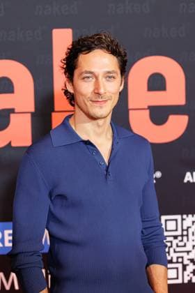01.10.2025. Köln. Premiere der ARD WDR-Serie naked im Filmpalast Köln. Das sechsteilige Love Noir -Psychodrama zwischen Liebe, Abhängigkeit und Zerstörung von ARD WDR ist die erste deutsche Serie, die sich mit Sexsucht und Co-Abhängigkeit und ihren Auswirkungen auf das Leben der Betroffenen befasst - basierend auf persönlichen Erfahrungen der Drehbuchautorin Silke Eggert. Hier: Noah Saavedra (Rolle: Luis). Köln Filmpalast Nordrhein-Westfalen Deutschland