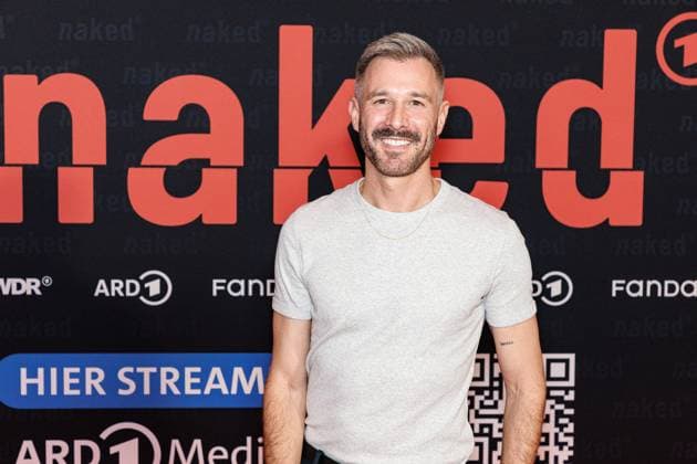 01.10.2025. Köln. Premiere der ARD WDR-Serie naked im Filmpalast Köln. Das sechsteilige Love Noir -Psychodrama zwischen Liebe, Abhängigkeit und Zerstörung von ARD WDR ist die erste deutsche Serie, die sich mit Sexsucht und Co-Abhängigkeit und ihren Auswirkungen auf das Leben der Betroffenen befasst - basierend auf persönlichen Erfahrungen der Drehbuchautorin Silke Eggert. Hier: Jochen Schropp (Rolle: Julian). Köln Filmpalast Nordrhein-Westfalen Deutschland