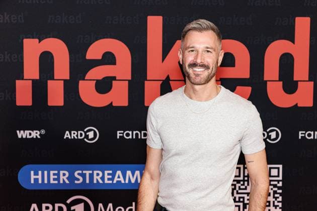 01.10.2025. Köln. Premiere der ARD WDR-Serie naked im Filmpalast Köln. Das sechsteilige Love Noir -Psychodrama zwischen Liebe, Abhängigkeit und Zerstörung von ARD WDR ist die erste deutsche Serie, die sich mit Sexsucht und Co-Abhängigkeit und ihren Auswirkungen auf das Leben der Betroffenen befasst - basierend auf persönlichen Erfahrungen der Drehbuchautorin Silke Eggert. Hier: Jochen Schropp (Rolle: Julian). Köln Filmpalast Nordrhein-Westfalen Deutschland