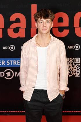 01.10.2025. Köln. Premiere der ARD WDR-Serie naked im Filmpalast Köln. Das sechsteilige Love Noir -Psychodrama zwischen Liebe, Abhängigkeit und Zerstörung von ARD WDR ist die erste deutsche Serie, die sich mit Sexsucht und Co-Abhängigkeit und ihren Auswirkungen auf das Leben der Betroffenen befasst - basierend auf persönlichen Erfahrungen der Drehbuchautorin Silke Eggert. Köln Filmpalast Nordrhein-Westfalen Deutschland