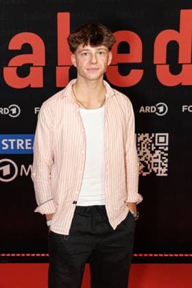 01.10.2025. Köln. Premiere der ARD WDR-Serie naked im Filmpalast Köln. Das sechsteilige Love Noir -Psychodrama zwischen Liebe, Abhängigkeit und Zerstörung von ARD WDR ist die erste deutsche Serie, die sich mit Sexsucht und Co-Abhängigkeit und ihren Auswirkungen auf das Leben der Betroffenen befasst - basierend auf persönlichen Erfahrungen der Drehbuchautorin Silke Eggert. Köln Filmpalast Nordrhein-Westfalen Deutschland