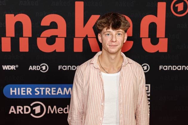 01.10.2025. Köln. Premiere der ARD WDR-Serie naked im Filmpalast Köln. Das sechsteilige Love Noir -Psychodrama zwischen Liebe, Abhängigkeit und Zerstörung von ARD WDR ist die erste deutsche Serie, die sich mit Sexsucht und Co-Abhängigkeit und ihren Auswirkungen auf das Leben der Betroffenen befasst - basierend auf persönlichen Erfahrungen der Drehbuchautorin Silke Eggert. Köln Filmpalast Nordrhein-Westfalen Deutschland