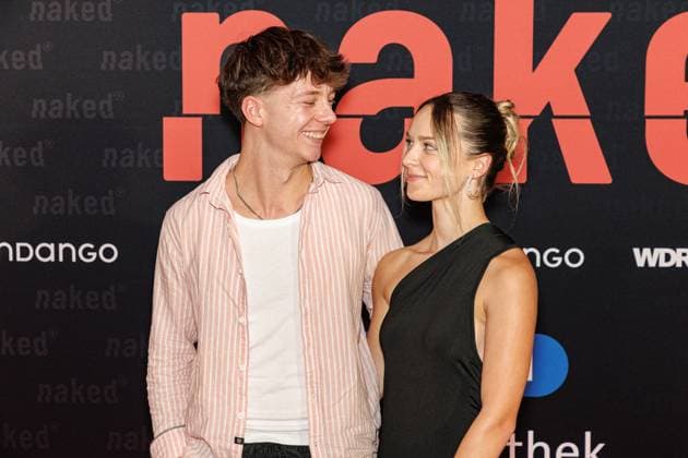 01.10.2025. Köln. Premiere der ARD WDR-Serie naked im Filmpalast Köln. Das sechsteilige Love Noir -Psychodrama zwischen Liebe, Abhängigkeit und Zerstörung von ARD WDR ist die erste deutsche Serie, die sich mit Sexsucht und Co-Abhängigkeit und ihren Auswirkungen auf das Leben der Betroffenen befasst - basierend auf persönlichen Erfahrungen der Drehbuchautorin Silke Eggert. Köln Filmpalast Nordrhein-Westfalen Deutschland