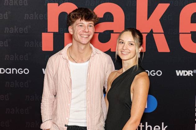 01.10.2025. Köln. Premiere der ARD WDR-Serie naked im Filmpalast Köln. Das sechsteilige Love Noir -Psychodrama zwischen Liebe, Abhängigkeit und Zerstörung von ARD WDR ist die erste deutsche Serie, die sich mit Sexsucht und Co-Abhängigkeit und ihren Auswirkungen auf das Leben der Betroffenen befasst - basierend auf persönlichen Erfahrungen der Drehbuchautorin Silke Eggert. Köln Filmpalast Nordrhein-Westfalen Deutschland