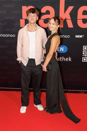 01.10.2025. Köln. Premiere der ARD WDR-Serie naked im Filmpalast Köln. Das sechsteilige Love Noir -Psychodrama zwischen Liebe, Abhängigkeit und Zerstörung von ARD WDR ist die erste deutsche Serie, die sich mit Sexsucht und Co-Abhängigkeit und ihren Auswirkungen auf das Leben der Betroffenen befasst - basierend auf persönlichen Erfahrungen der Drehbuchautorin Silke Eggert. Köln Filmpalast Nordrhein-Westfalen Deutschland