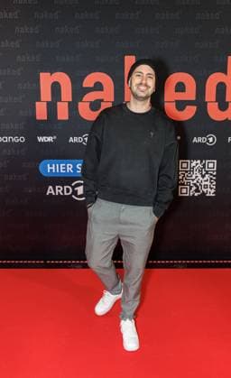 01.10.2025. Köln. Premiere der ARD WDR-Serie naked im Filmpalast Köln. Das sechsteilige Love Noir -Psychodrama zwischen Liebe, Abhängigkeit und Zerstörung von ARD WDR ist die erste deutsche Serie, die sich mit Sexsucht und Co-Abhängigkeit und ihren Auswirkungen auf das Leben der Betroffenen befasst - basierend auf persönlichen Erfahrungen der Drehbuchautorin Silke Eggert. Hier: Köln Filmpalast Nordrhein-Westfalen Deutschland