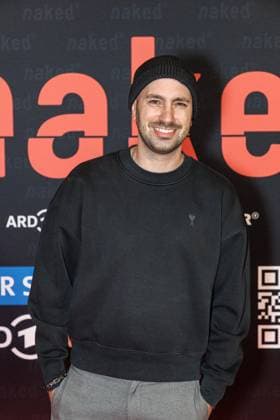 01.10.2025. Köln. Premiere der ARD WDR-Serie naked im Filmpalast Köln. Das sechsteilige Love Noir -Psychodrama zwischen Liebe, Abhängigkeit und Zerstörung von ARD WDR ist die erste deutsche Serie, die sich mit Sexsucht und Co-Abhängigkeit und ihren Auswirkungen auf das Leben der Betroffenen befasst - basierend auf persönlichen Erfahrungen der Drehbuchautorin Silke Eggert. Hier: Köln Filmpalast Nordrhein-Westfalen Deutschland