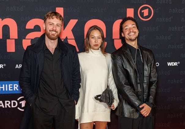 01.10.2025. Köln. Premiere der ARD WDR-Serie naked im Filmpalast Köln. Das sechsteilige Love Noir -Psychodrama zwischen Liebe, Abhängigkeit und Zerstörung von ARD WDR ist die erste deutsche Serie, die sich mit Sexsucht und Co-Abhängigkeit und ihren Auswirkungen auf das Leben der Betroffenen befasst - basierend auf persönlichen Erfahrungen der Drehbuchautorin Silke Eggert. Hier: Marco Gianni (Rolle: Johann), Malaya Stern Takeda (Rolle: Lilith), Aurel Mertz (Rolle: David). Köln Filmpalast Nordrhein-Westfalen Deutschland