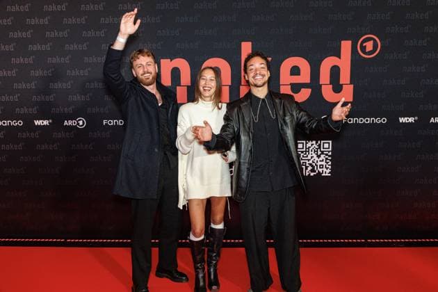01.10.2025. Köln. Premiere der ARD WDR-Serie naked im Filmpalast Köln. Das sechsteilige Love Noir -Psychodrama zwischen Liebe, Abhängigkeit und Zerstörung von ARD WDR ist die erste deutsche Serie, die sich mit Sexsucht und Co-Abhängigkeit und ihren Auswirkungen auf das Leben der Betroffenen befasst - basierend auf persönlichen Erfahrungen der Drehbuchautorin Silke Eggert. Hier: Marco Gianni (Rolle: Johann), Malaya Stern Takeda (Rolle: Lilith), Aurel Mertz (Rolle: David). Köln Filmpalast Nordrhein-Westfalen Deutschland