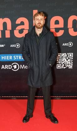 01.10.2025. Köln. Premiere der ARD WDR-Serie naked im Filmpalast Köln. Das sechsteilige Love Noir -Psychodrama zwischen Liebe, Abhängigkeit und Zerstörung von ARD WDR ist die erste deutsche Serie, die sich mit Sexsucht und Co-Abhängigkeit und ihren Auswirkungen auf das Leben der Betroffenen befasst - basierend auf persönlichen Erfahrungen der Drehbuchautorin Silke Eggert. Hier: Marco Gianni (Rolle: Johann). Köln Filmpalast Nordrhein-Westfalen Deutschland