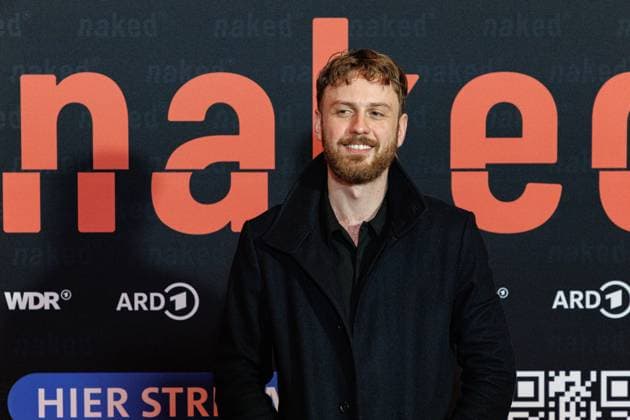 01.10.2025. Köln. Premiere der ARD WDR-Serie naked im Filmpalast Köln. Das sechsteilige Love Noir -Psychodrama zwischen Liebe, Abhängigkeit und Zerstörung von ARD WDR ist die erste deutsche Serie, die sich mit Sexsucht und Co-Abhängigkeit und ihren Auswirkungen auf das Leben der Betroffenen befasst - basierend auf persönlichen Erfahrungen der Drehbuchautorin Silke Eggert. Hier: Marco Gianni (Rolle: Johann). Köln Filmpalast Nordrhein-Westfalen Deutschland