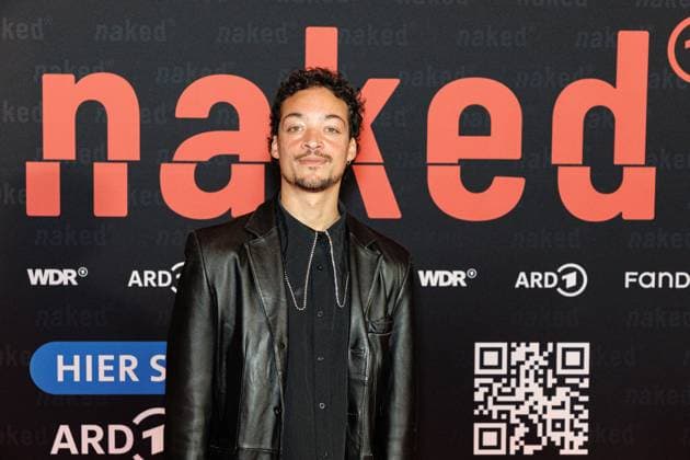 01.10.2025. Köln. Premiere der ARD WDR-Serie naked im Filmpalast Köln. Das sechsteilige Love Noir -Psychodrama zwischen Liebe, Abhängigkeit und Zerstörung von ARD WDR ist die erste deutsche Serie, die sich mit Sexsucht und Co-Abhängigkeit und ihren Auswirkungen auf das Leben der Betroffenen befasst - basierend auf persönlichen Erfahrungen der Drehbuchautorin Silke Eggert. Hier: Aurel Mertz (Rolle: David). Köln Filmpalast Nordrhein-Westfalen Deutschland