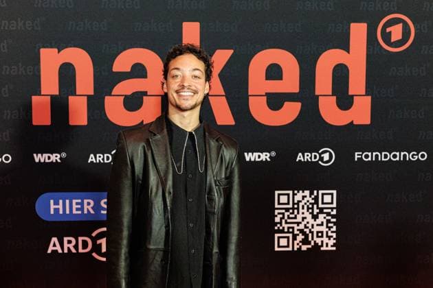 01.10.2025. Köln. Premiere der ARD WDR-Serie naked im Filmpalast Köln. Das sechsteilige Love Noir -Psychodrama zwischen Liebe, Abhängigkeit und Zerstörung von ARD WDR ist die erste deutsche Serie, die sich mit Sexsucht und Co-Abhängigkeit und ihren Auswirkungen auf das Leben der Betroffenen befasst - basierend auf persönlichen Erfahrungen der Drehbuchautorin Silke Eggert. Hier: Aurel Mertz (Rolle: David). Köln Filmpalast Nordrhein-Westfalen Deutschland