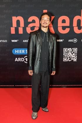 01.10.2025. Köln. Premiere der ARD WDR-Serie naked im Filmpalast Köln. Das sechsteilige Love Noir -Psychodrama zwischen Liebe, Abhängigkeit und Zerstörung von ARD WDR ist die erste deutsche Serie, die sich mit Sexsucht und Co-Abhängigkeit und ihren Auswirkungen auf das Leben der Betroffenen befasst - basierend auf persönlichen Erfahrungen der Drehbuchautorin Silke Eggert. Hier: Aurel Mertz (Rolle: David). Köln Filmpalast Nordrhein-Westfalen Deutschland
