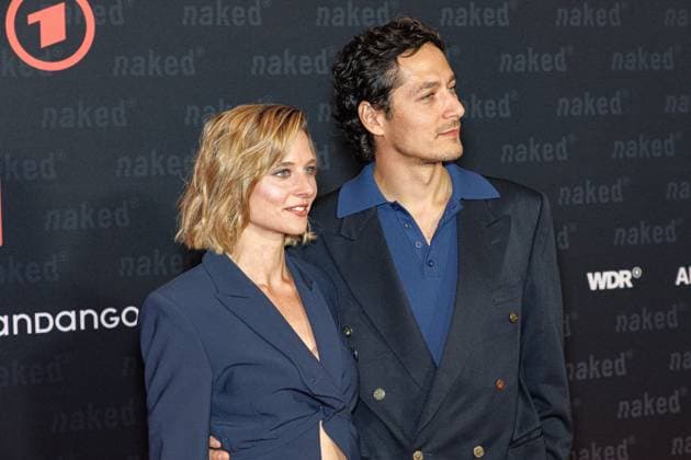 01.10.2025. Köln. Premiere der ARD WDR-Serie naked im Filmpalast Köln. Das sechsteilige Love Noir -Psychodrama zwischen Liebe, Abhängigkeit und Zerstörung von ARD WDR ist die erste deutsche Serie, die sich mit Sexsucht und Co-Abhängigkeit und ihren Auswirkungen auf das Leben der Betroffenen befasst - basierend auf persönlichen Erfahrungen der Drehbuchautorin Silke Eggert. Hier: Svenja Jung (Rolle: Marie) und Noah Saavedra (Rolle: Luis). Köln Filmpalast Nordrhein-Westfalen Deutschland