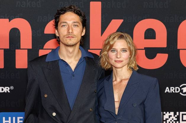 01.10.2025. Köln. Premiere der ARD WDR-Serie naked im Filmpalast Köln. Das sechsteilige Love Noir -Psychodrama zwischen Liebe, Abhängigkeit und Zerstörung von ARD WDR ist die erste deutsche Serie, die sich mit Sexsucht und Co-Abhängigkeit und ihren Auswirkungen auf das Leben der Betroffenen befasst - basierend auf persönlichen Erfahrungen der Drehbuchautorin Silke Eggert. Hier: Noah Saavedra (Rolle: Luis) und Svenja Jung (Rolle: Marie). Köln Filmpalast Nordrhein-Westfalen Deutschland