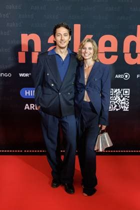 01.10.2025. Köln. Premiere der ARD WDR-Serie naked im Filmpalast Köln. Das sechsteilige Love Noir -Psychodrama zwischen Liebe, Abhängigkeit und Zerstörung von ARD WDR ist die erste deutsche Serie, die sich mit Sexsucht und Co-Abhängigkeit und ihren Auswirkungen auf das Leben der Betroffenen befasst - basierend auf persönlichen Erfahrungen der Drehbuchautorin Silke Eggert. Hier: Noah Saavedra (Rolle: Luis) und Svenja Jung (Rolle: Marie). Köln Filmpalast Nordrhein-Westfalen Deutschland