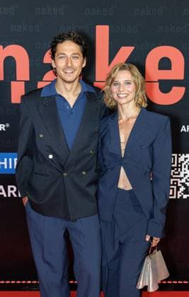 01.10.2025. Köln. Premiere der ARD WDR-Serie naked im Filmpalast Köln. Das sechsteilige Love Noir -Psychodrama zwischen Liebe, Abhängigkeit und Zerstörung von ARD WDR ist die erste deutsche Serie, die sich mit Sexsucht und Co-Abhängigkeit und ihren Auswirkungen auf das Leben der Betroffenen befasst - basierend auf persönlichen Erfahrungen der Drehbuchautorin Silke Eggert. Hier: Noah Saavedra (Rolle: Luis) und Svenja Jung (Rolle: Marie). Köln Filmpalast Nordrhein-Westfalen Deutschland