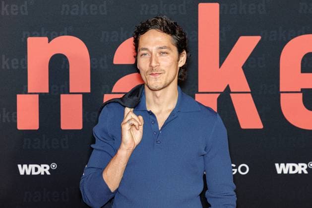 01.10.2025. Köln. Premiere der ARD WDR-Serie naked im Filmpalast Köln. Das sechsteilige Love Noir -Psychodrama zwischen Liebe, Abhängigkeit und Zerstörung von ARD WDR ist die erste deutsche Serie, die sich mit Sexsucht und Co-Abhängigkeit und ihren Auswirkungen auf das Leben der Betroffenen befasst - basierend auf persönlichen Erfahrungen der Drehbuchautorin Silke Eggert. Hier: Noah Saavedra (Rolle: Luis). Köln Filmpalast Nordrhein-Westfalen Deutschland