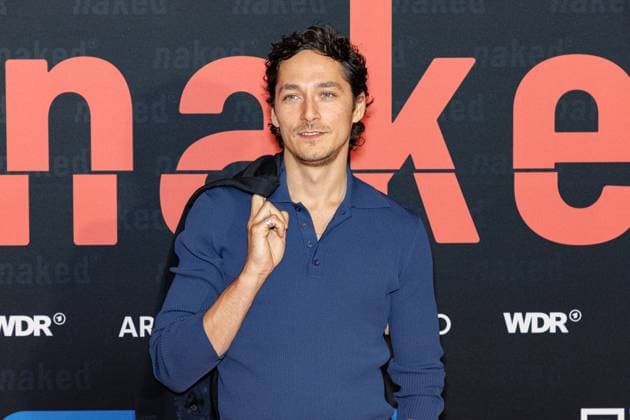 01.10.2025. Köln. Premiere der ARD WDR-Serie naked im Filmpalast Köln. Das sechsteilige Love Noir -Psychodrama zwischen Liebe, Abhängigkeit und Zerstörung von ARD WDR ist die erste deutsche Serie, die sich mit Sexsucht und Co-Abhängigkeit und ihren Auswirkungen auf das Leben der Betroffenen befasst - basierend auf persönlichen Erfahrungen der Drehbuchautorin Silke Eggert. Hier: Noah Saavedra (Rolle: Luis). Köln Filmpalast Nordrhein-Westfalen Deutschland