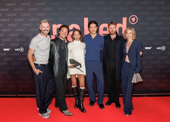 01.10.2025. Köln. Premiere der ARD WDR-Serie naked im Filmpalast Köln. Das sechsteilige Love Noir -Psychodrama zwischen Liebe, Abhängigkeit und Zerstörung von ARD WDR ist die erste deutsche Serie, die sich mit Sexsucht und Co-Abhängigkeit und ihren Auswirkungen auf das Leben der Betroffenen befasst - basierend auf persönlichen Erfahrungen der Drehbuchautorin Silke Eggert. Hier: Köln Filmpalast Nordrhein-Westfalen Deutschland
