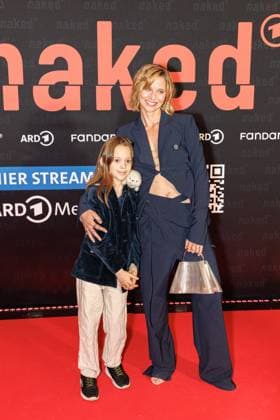 01.10.2025. Köln. Premiere der ARD WDR-Serie naked im Filmpalast Köln. Das sechsteilige Love Noir -Psychodrama zwischen Liebe, Abhängigkeit und Zerstörung von ARD WDR ist die erste deutsche Serie, die sich mit Sexsucht und Co-Abhängigkeit und ihren Auswirkungen auf das Leben der Betroffenen befasst - basierend auf persönlichen Erfahrungen der Drehbuchautorin Silke Eggert. Hier: Thore Anker und Svenja Jung (Rolle: Marie). Köln Filmpalast Nordrhein-Westfalen Deutschland