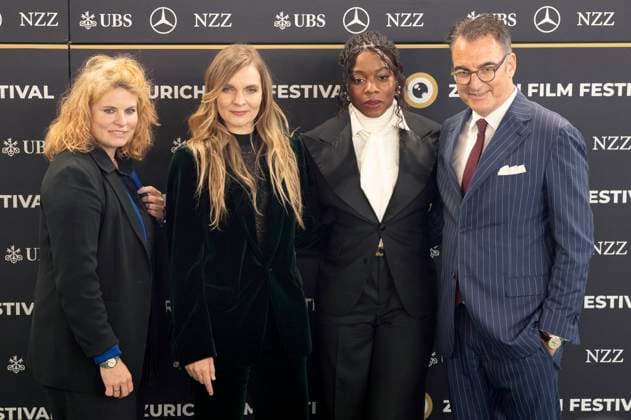 Entertainment Bilder des Tages Reta Guetg, Hildur GuÃ°nadottir, Nia DaCosta und Christian Jungen bei der Premiere des Amazon Prime Video Films Hedda auf dem 21. Zurich Film Festival 2025 im Kongresssaal. Zürich, 01.10.,2025