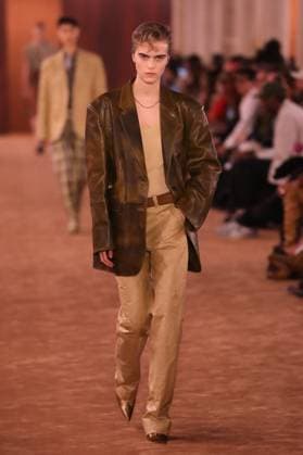 PFW - Acne Studios Runway A model walks the runway during the Acne Studios Womenswear Spring Summer 2026 show as part of Paris Fashion Week on October 01, 2025 in Paris, France. Photo by Alain-Gil Gonzalez ABACAPRESS.COM Paris France  Copyright: xGonzalezxAlain-Gil ABACAx