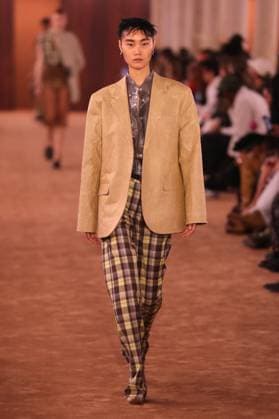 PFW - Acne Studios Runway A model walks the runway during the Acne Studios Womenswear Spring Summer 2026 show as part of Paris Fashion Week on October 01, 2025 in Paris, France. Photo by Alain-Gil Gonzalez ABACAPRESS.COM Paris France  Copyright: xGonzalezxAlain-Gil ABACAx