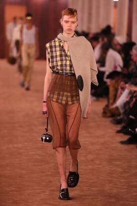 PFW - Acne Studios Runway A model walks the runway during the Acne Studios Womenswear Spring Summer 2026 show as part of Paris Fashion Week on October 01, 2025 in Paris, France. Photo by Alain-Gil Gonzalez ABACAPRESS.COM Paris France  Copyright: xGonzalezxAlain-Gil ABACAx