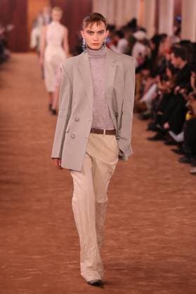 PFW - Acne Studios Runway A model walks the runway during the Acne Studios Womenswear Spring Summer 2026 show as part of Paris Fashion Week on October 01, 2025 in Paris, France. Photo by Alain-Gil Gonzalez ABACAPRESS.COM Paris France  Copyright: xGonzalezxAlain-Gil ABACAx